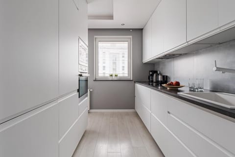 Coffee/tea facilities, dishwasher, microwave, oven, stove, kitchen