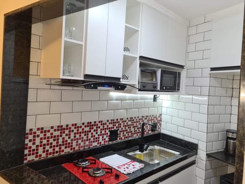 Kitchen or kitchenette, minibar, stove