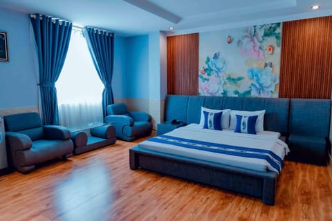 Bed, Photo of the whole room, Seating area, Bedroom