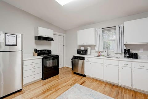 Mins to USC Hospital Zoo Columbia Duet-Unit B House in West Columbia