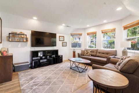 Communal lounge/ TV room, TV and multimedia, Living room, Seating area, Evening entertainment