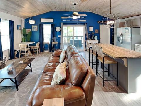 Kitchen or kitchenette, Living room, Seating area, Dining area, furniture