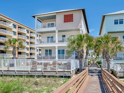 Property building, Garden, Balcony/Terrace, Beach, Swimming pool