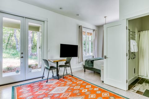 Owl Creek Studio Hotel in Stevenson