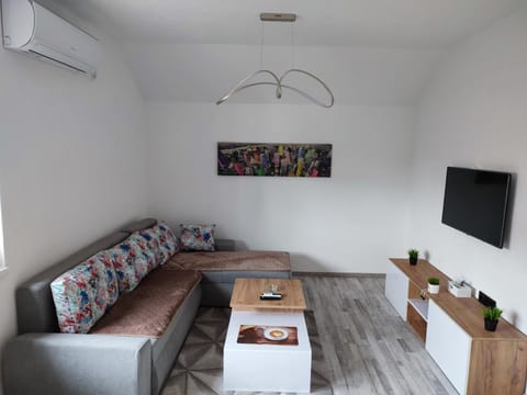 TV and multimedia, Living room, Seating area, air conditioner