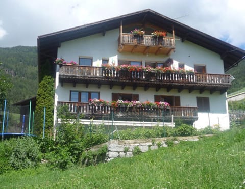 Spring, Bird's eye view, Summer, BBQ facilities, Garden, Library, Balcony/Terrace, Autumn, Garden view, Garden view, Mountain view, Mountain view, Seasons, children, young children, older children, Family