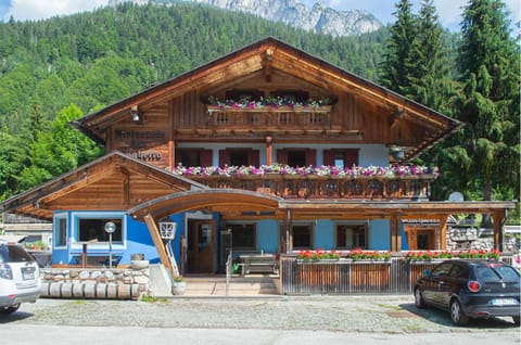 Property building, Day, Mountain view, Parking