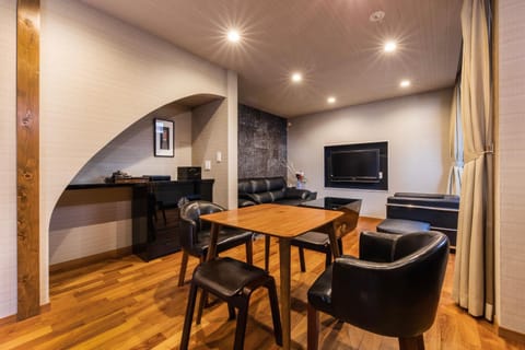 TV and multimedia, Living room, Seating area, Dining area