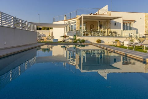 Property building, Day, Pool view, Swimming pool