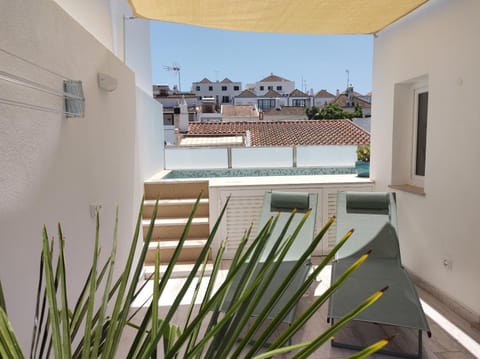 View (from property/room), Balcony/Terrace, City view, Swimming pool