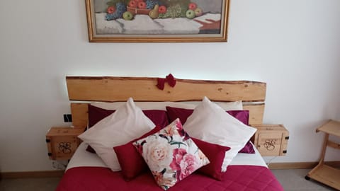 Bed, Photo of the whole room, Decorative detail, Seating area, Bedroom