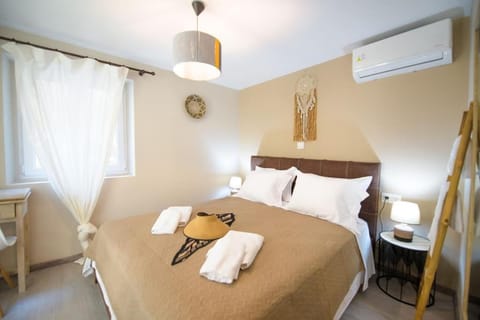Photo of the whole room, air conditioner