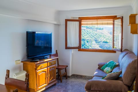 TV and multimedia, Living room, Seating area, Mountain view