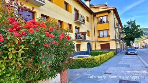 Property building, Neighbourhood, City view, Location, Parking