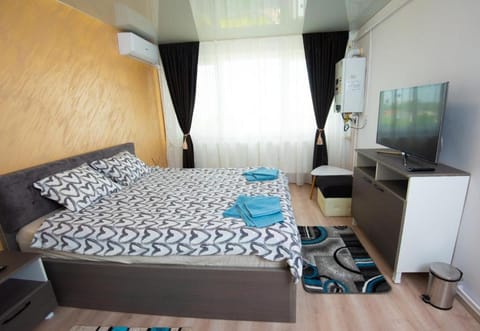 Bed, TV and multimedia, Living room, Photo of the whole room, Bedroom, hair dresser