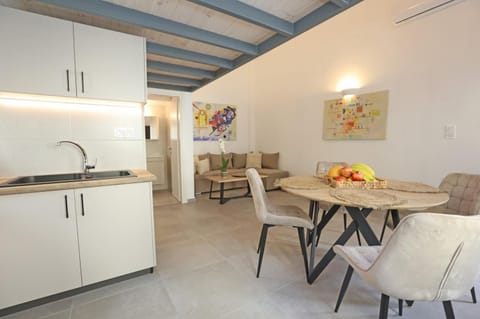 Kitchen or kitchenette, Seating area