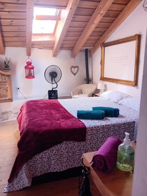 Bed, Photo of the whole room, Bedroom, fireplace, towels