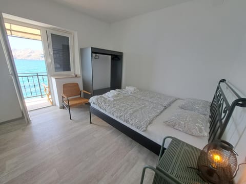Photo of the whole room, Bedroom, Sea view