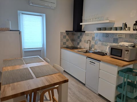 Kitchen or kitchenette, Dining area, minibar