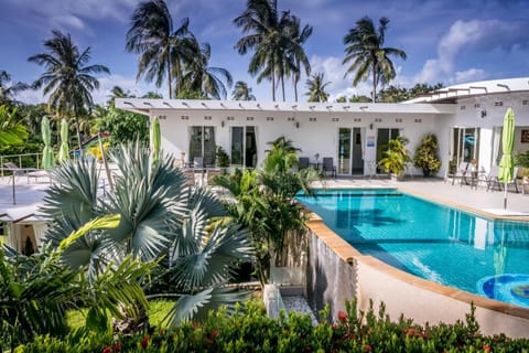 Property building, Garden, Swimming pool