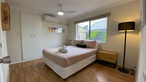 Bed, Photo of the whole room, Bedroom, fireplace, wardrobe, air conditioner