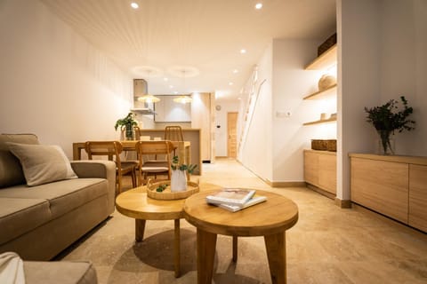 Kitchen or kitchenette, Living room, Food and drinks, Seating area, Dining area