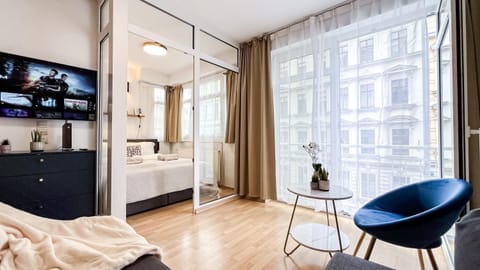 Bed, TV and multimedia, Photo of the whole room, Bedroom, towels