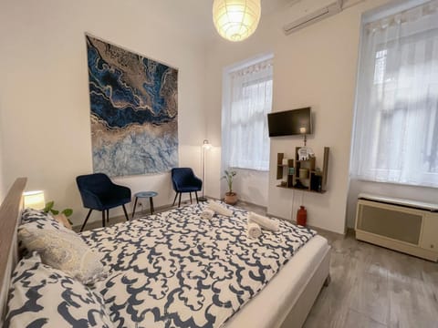 Bed, TV and multimedia, Photo of the whole room, Seating area, Bedroom, internet, locker, towels, air conditioner