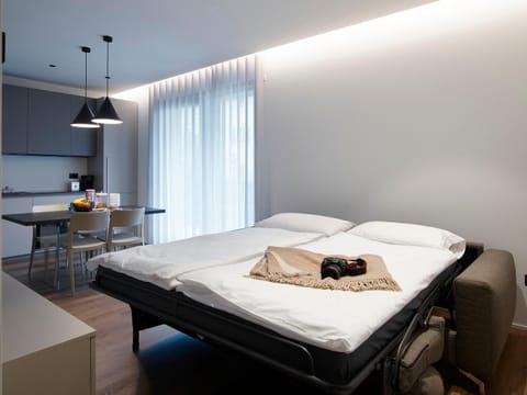 Bed, Kitchen or kitchenette, Dining area