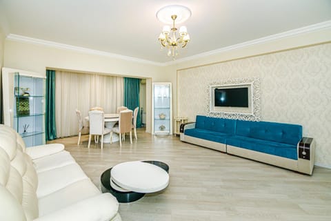 Communal lounge/ TV room, TV and multimedia, Living room, Seating area, Dining area