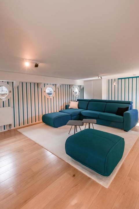 Communal lounge/ TV room, TV and multimedia, Living room, Seating area