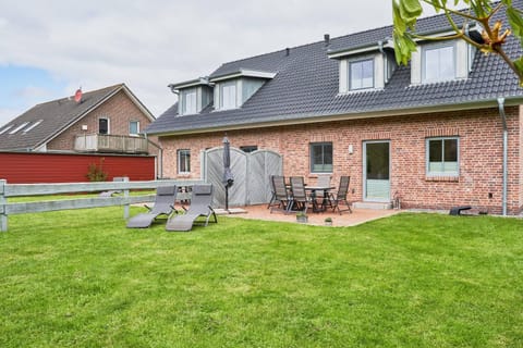 Property building, Garden, Garden view, sunbed