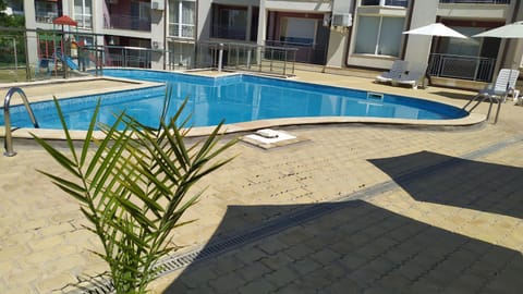 Property building, Day, Swimming pool, sunbed
