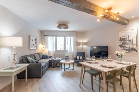 TV and multimedia, Living room, Seating area, Dining area