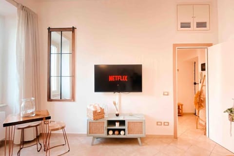 Communal lounge/ TV room, TV and multimedia, Seating area, Dining area