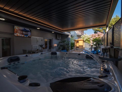 Day, Hot Tub, Sauna, TV and multimedia
