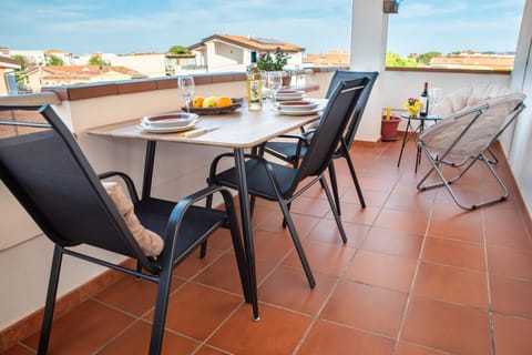 Property building, Day, Summer, View (from property/room), Balcony/Terrace, Dining area, City view, furniture