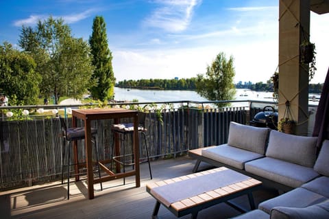 BBQ facilities, View (from property/room), Balcony/Terrace, Seating area, Lake view