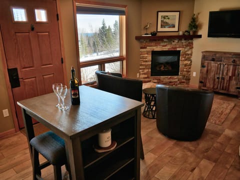 TV and multimedia, Living room, Seating area, flat iron