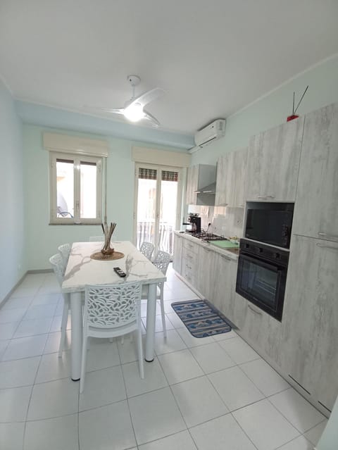 TV and multimedia, Kitchen or kitchenette, Dining area, minibar, pet friendly, stove, air conditioner