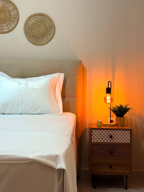 Bedroom, Text overlay