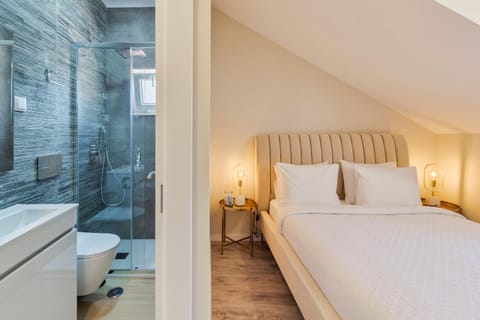 Toilet, Bed, Bedroom