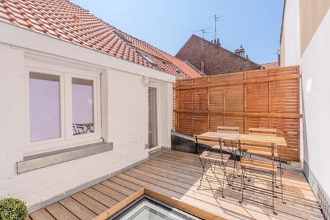 2 BR house w/ terrace, near train stations & metro Bed and Breakfast in Lille