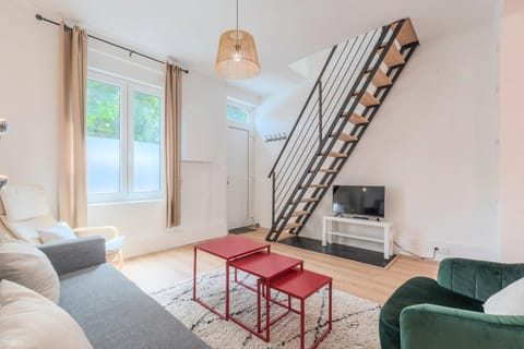 2 BR house w/ terrace, near train stations & metro Bed and Breakfast in Lille