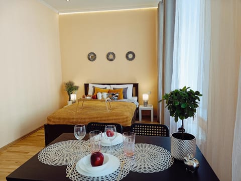 Bed, Living room, Photo of the whole room, Seating area, Dining area, Bedroom
