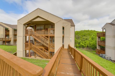 Branson Escape with Pool Access, Grill and Balcony! Apartment in Indian Point