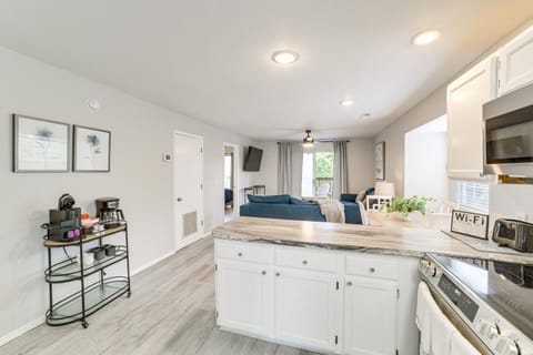 Branson Escape with Pool Access, Grill and Balcony! Apartment in Indian Point