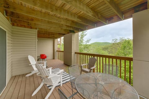 Branson Escape with Pool Access, Grill and Balcony! Apartment in Indian Point
