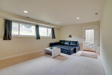 Near Public Transit and Walkable! Airy Seattle Apt Apartment in Ballard