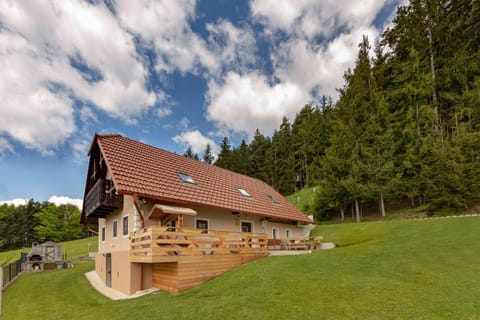 Property building, Day, Natural landscape, BBQ facilities, View (from property/room), Balcony/Terrace